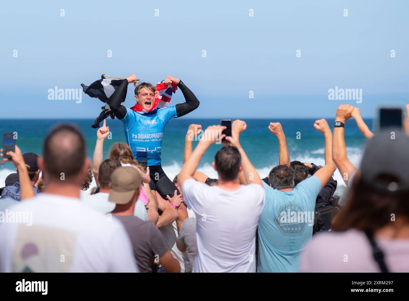 Fistral, Newquay, Cornovaglia 11 agosto 2024. Cornovaglia nasce e cresce Lukas Skinner celebrando la sua spettacolare performance vincitrice durante l'ultimo round della finale del Boardmasters Open 2024. Credito Gordon Scammell/Alamy Live News Foto Stock