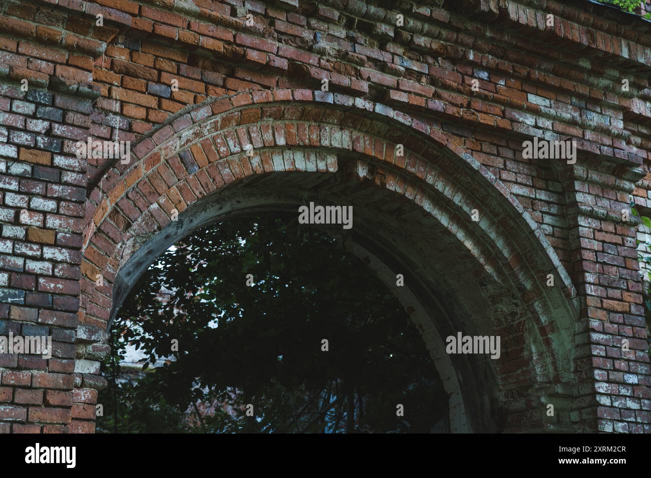 Il cancello della stalla. Una stalla in mattoni rossi in rovina. edifici del xix secolo. Foto Stock