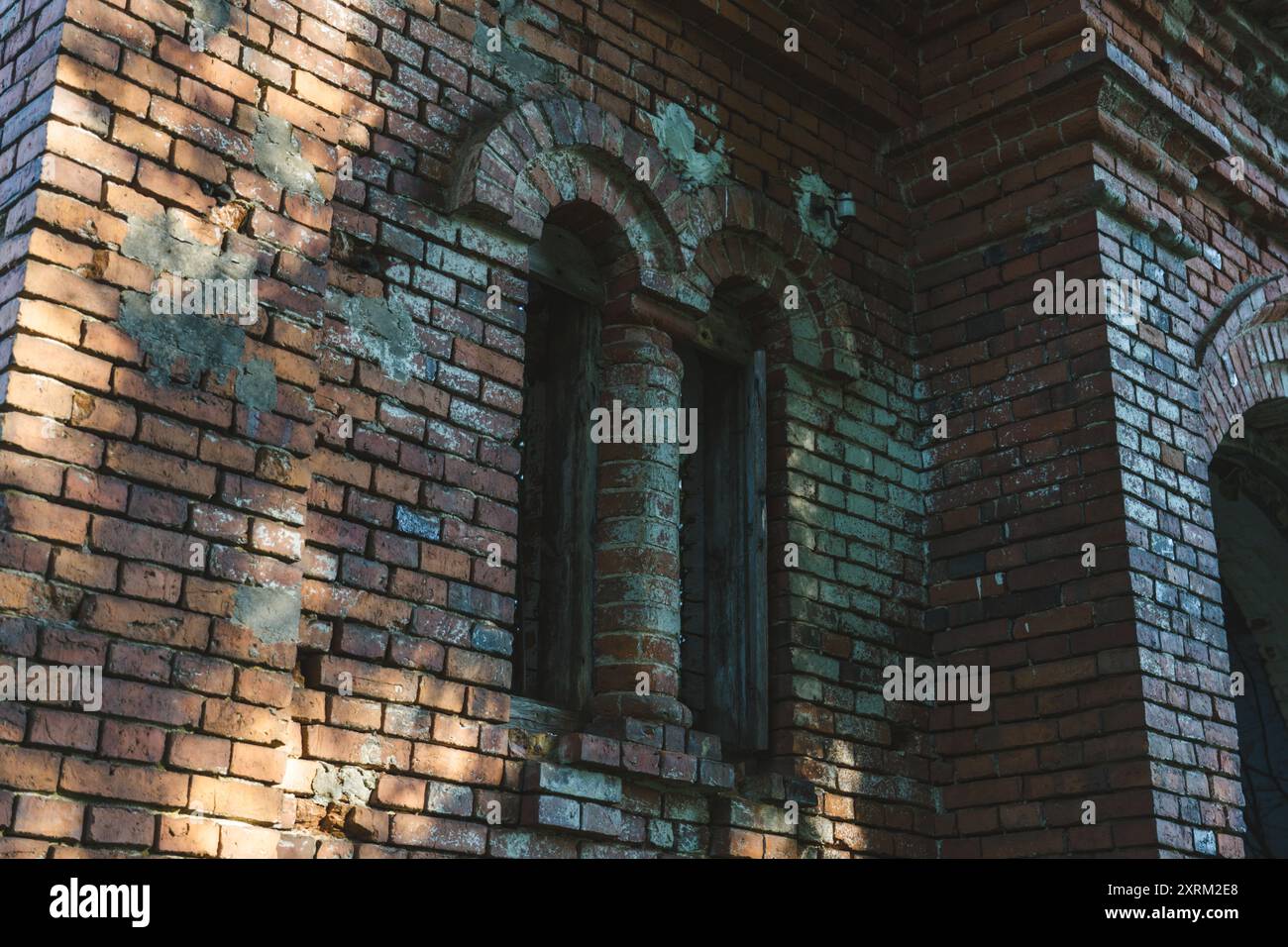 La vecchia finestra della stalla è fatta di mattoni rossi. edifici del xix secolo. Foto Stock