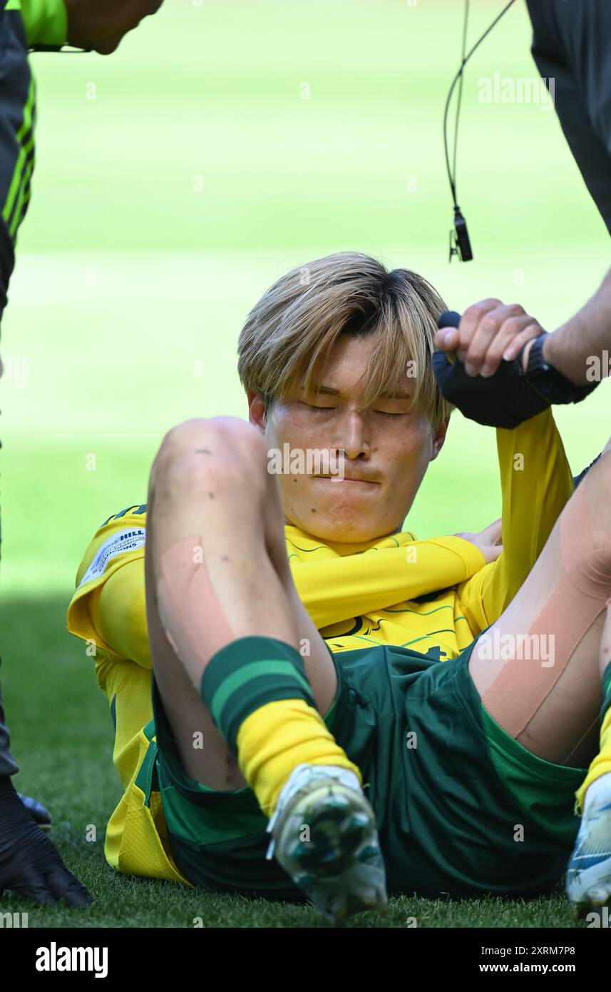 Easter Road Stadium.Edinburgh.Scotland.UK.11 agosto 24 Scottish Premiership Match Hibernian vs Celtic Kyogo Furuhashi di un infortunio celtico al braccio sinistro crediti: eric mccowat/Alamy Live News Foto Stock