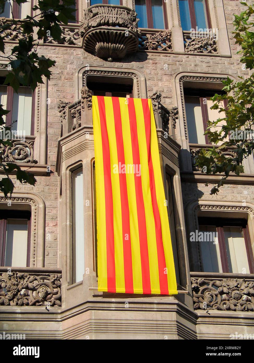 Bandiera catalana appesa su un edificio a Barcellona, Spagna Foto Stock
