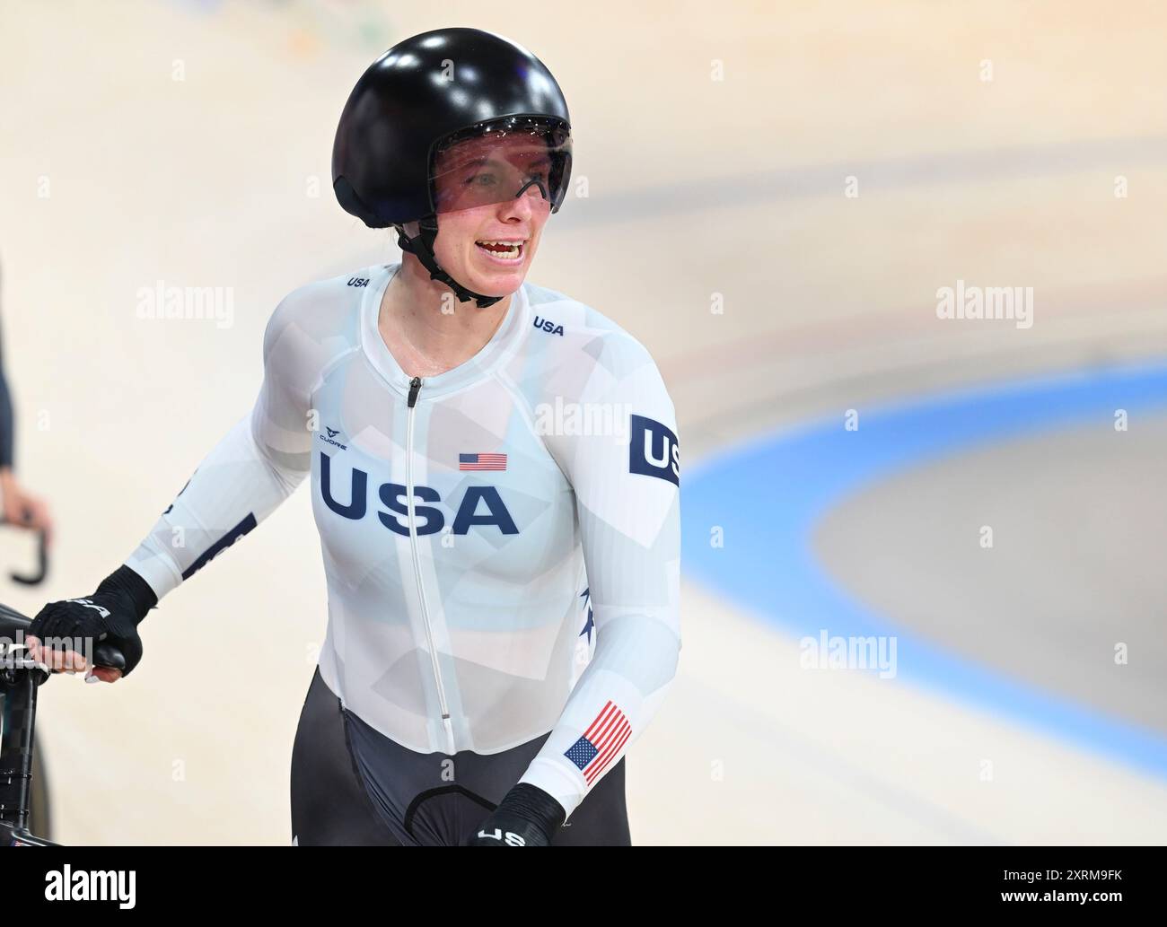 Parigi, Francia. 11 agosto 2024. Jennifer Valente degli Stati Uniti reagisce dopo l'omnium femminile della pista ciclabile ai Giochi Olimpici di Parigi 2024, a Parigi, Francia, 11 agosto 2024. Crediti: HU Huhu/Xinhua/Alamy Live News Foto Stock