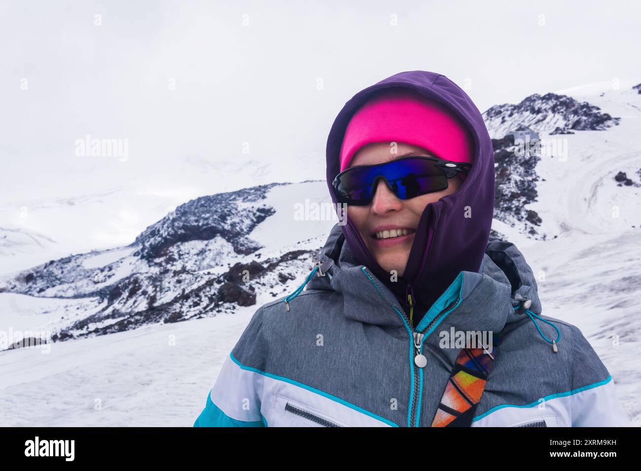 Ritratto di alpinista donna sul pendio innevato del Monte Elbrus sulla strada per la cima. Foto Stock