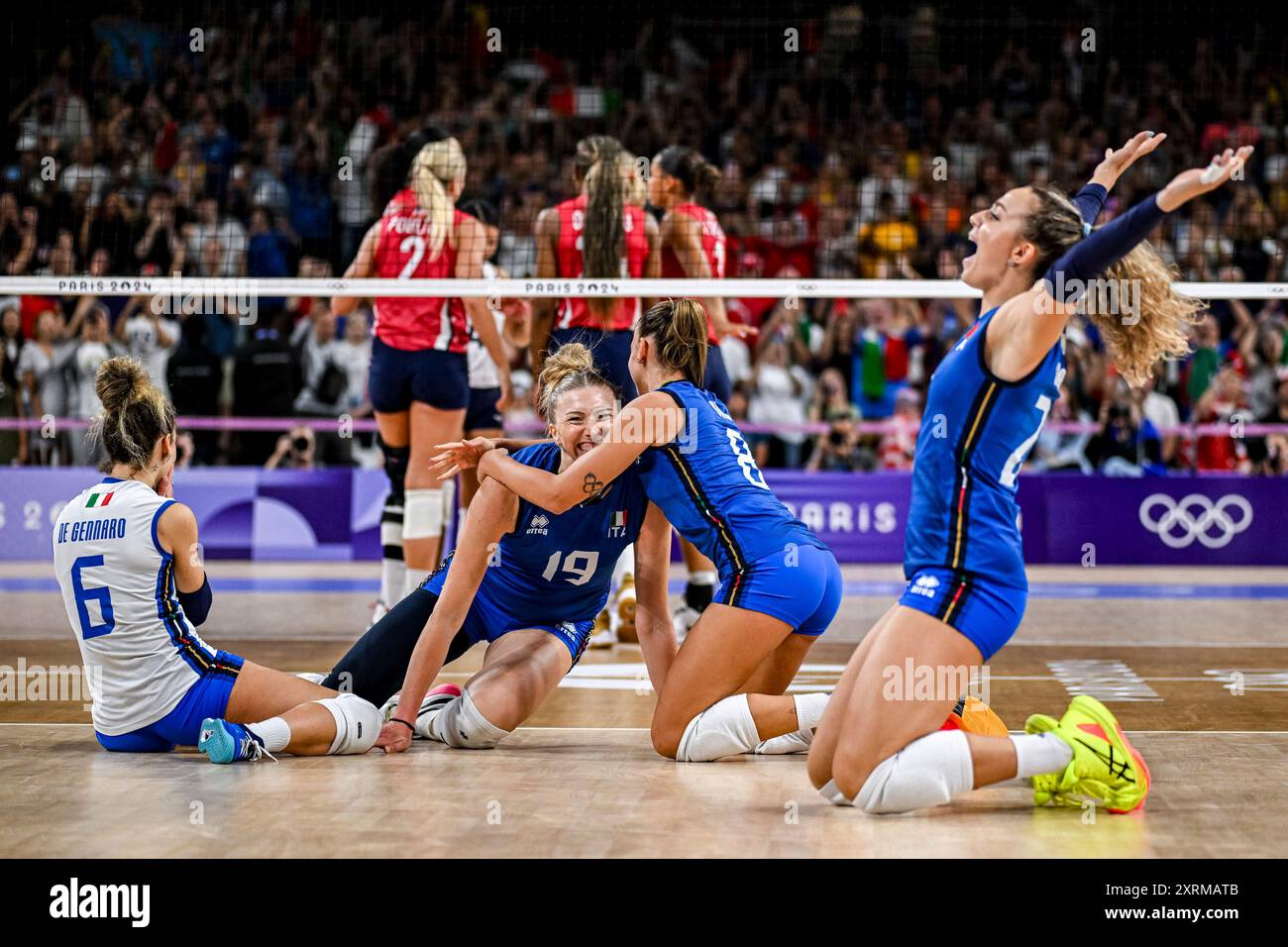 Parigi, Francia. 11 agosto 2024. La squadra italiana festeggia dopo aver vinto la medaglia d'oro femminile di pallavolo tra USA e Italia alle Olimpiadi di Parigi 2024 nella South Paris Arena di Parigi, Francia. (Richard Callis/SPP) credito: SPP Sport Press Photo. /Alamy Live News Foto Stock