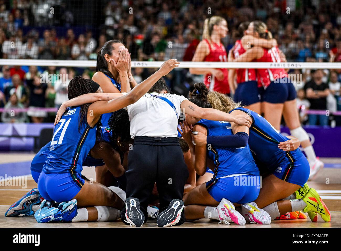 Parigi, Francia. 11 agosto 2024. La squadra italiana festeggia dopo aver vinto la medaglia d'oro femminile di pallavolo tra USA e Italia alle Olimpiadi di Parigi 2024 nella South Paris Arena di Parigi, Francia. (Richard Callis/SPP) credito: SPP Sport Press Photo. /Alamy Live News Foto Stock
