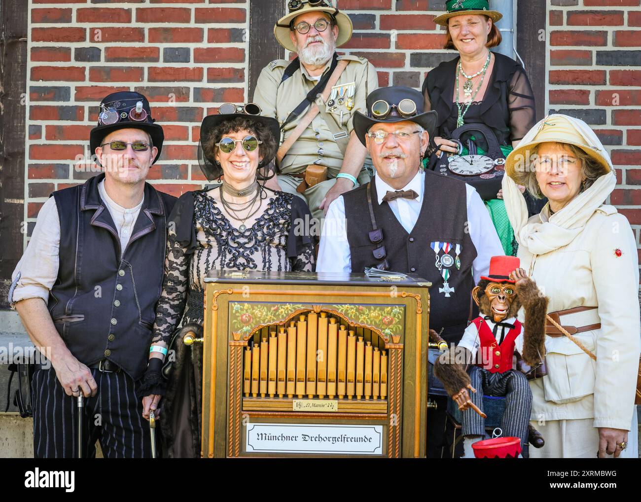 Henrichenburg, Waltrop, Germania. 11 agosto 2024. Wolfgang posa con il suo organo meccanico ('Drehorgel') e i suoi amici steampunk. I fan dello steampunk, i gruppi e i visitatori, molti in costumi d'epoca retrò-futuristica o vittoriana, si divertiranno l'ultimo giorno dell'annuale Festival del Giubileo di Steampunk. Quest'anno, il festival coincide con il 125° anniversario dello storico ascensore Henrichenburg Boat Lift, sito patrimonio industriale patrimonio storico lungo il canale Dortmund-EMS. Crediti: Imageplotter/Alamy Live News Foto Stock