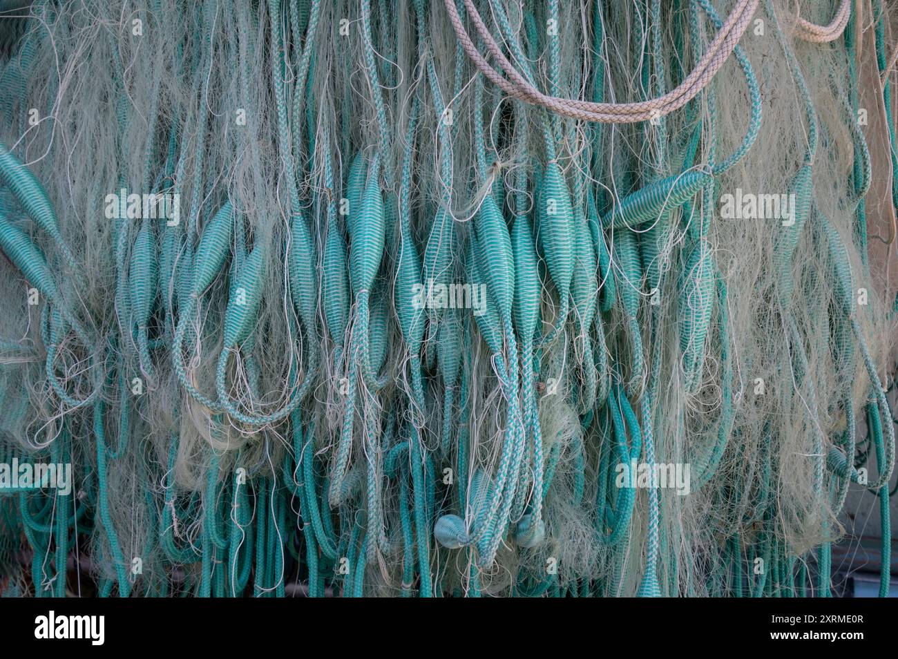 Reti da pesca che si asciugano sulle rive del lago di Ginevra, utilizzate in precedenza dai fischermen di Thonon-les-Bains, Francia Foto Stock