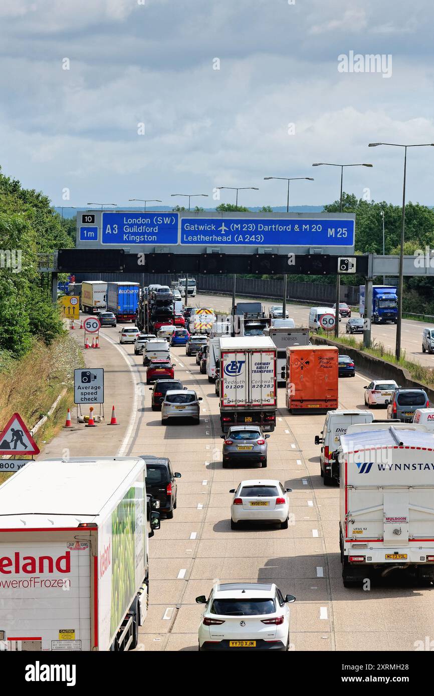 Forte traffico in senso antiorario durante l'avvicinamento alla strada allo svincolo 10 dell'autostrada M25 a Wisley Surrey Inghilterra Regno Unito Foto Stock