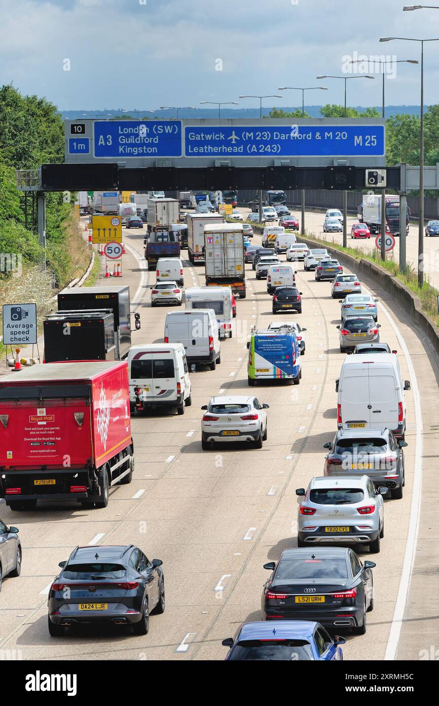 Forte traffico in senso antiorario durante l'avvicinamento alla strada allo svincolo 10 dell'autostrada M25 a Wisley Surrey Inghilterra Regno Unito Foto Stock