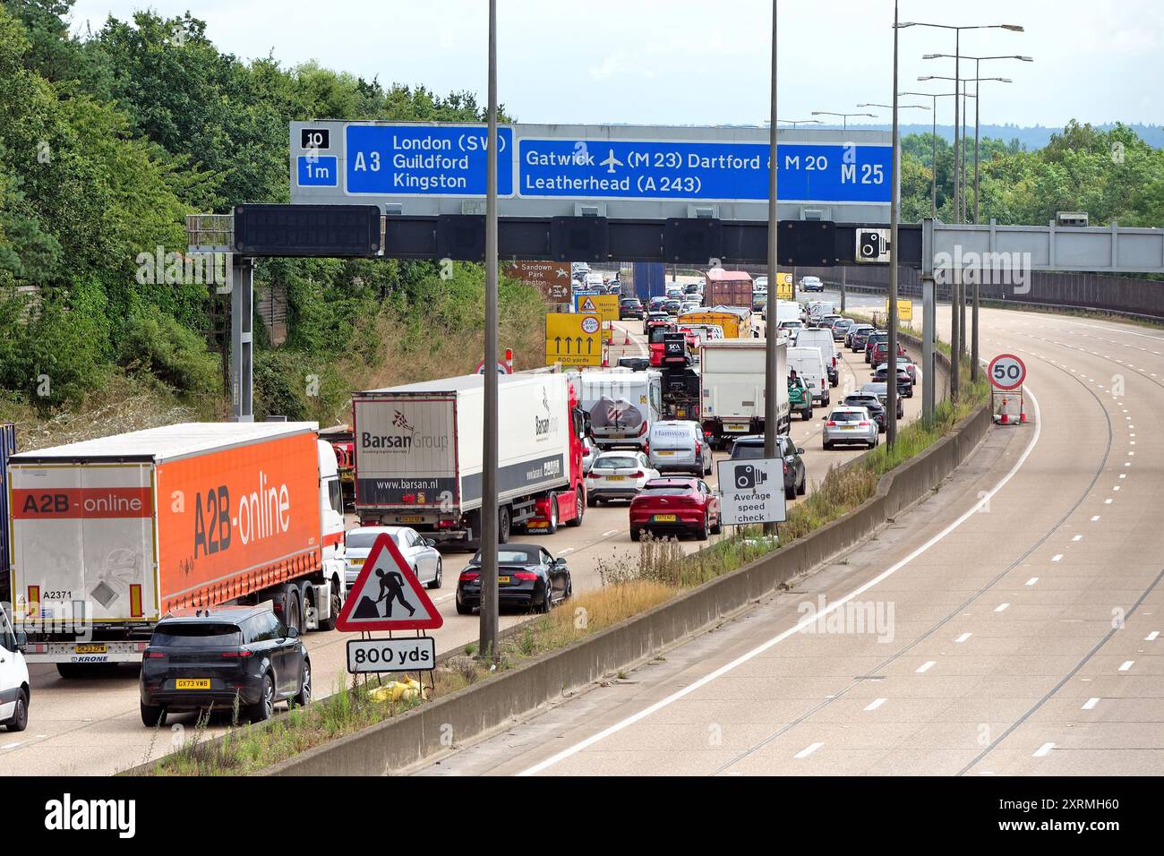 Forte traffico in senso antiorario durante l'avvicinamento alla strada allo svincolo 10 dell'autostrada M25 a Wisley Surrey Inghilterra Regno Unito Foto Stock