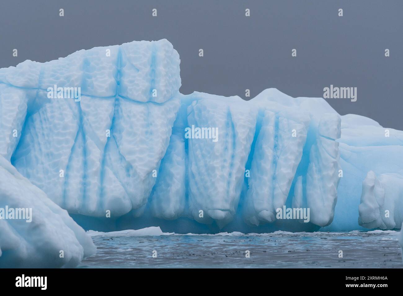 Incredibile grande scultura di ghiaccio blu nell'oceano Antartico Foto Stock