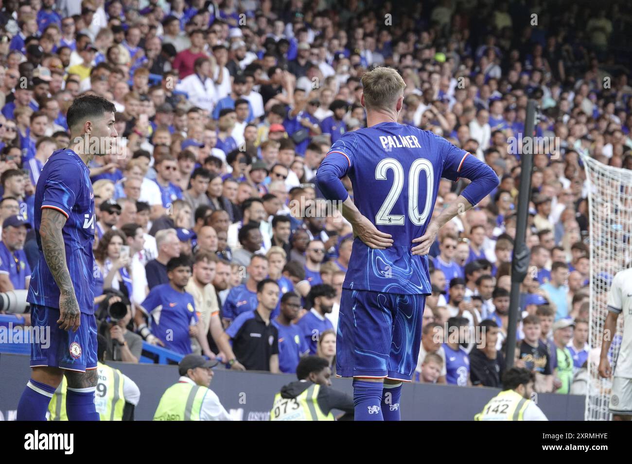 Chelsea, Londra, Regno Unito - domenica 11 agosto 2024 il Chelsea Football Club gioca all'Inter Milan Football Club (Italia) in un'amichevole pre-stagionale presso il loro stadio di casa, Stamford Bridge OPS qui Cole Palmer ed Enzo Fernandez: Credito: Motofoto/Alamy Live News Foto Stock