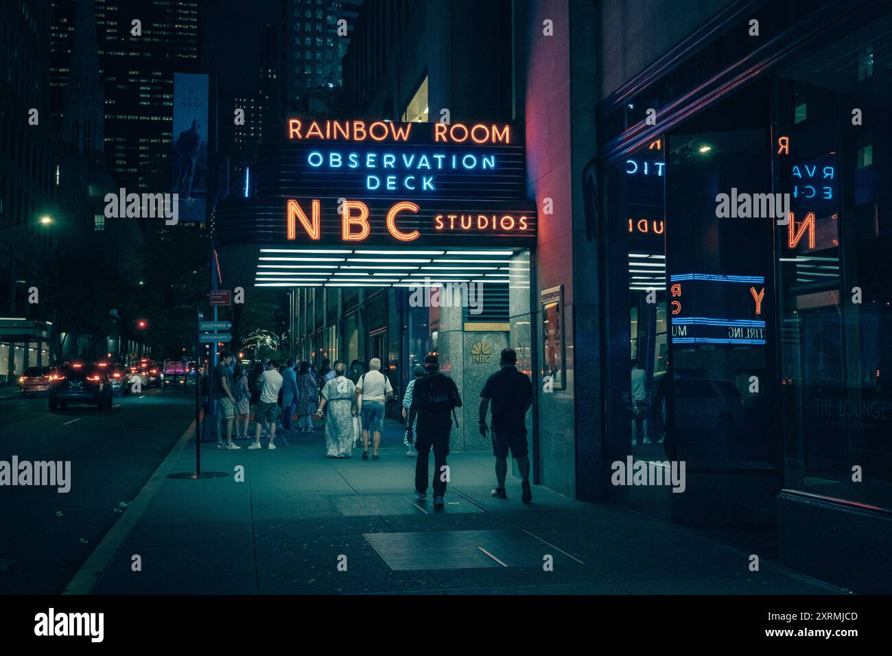Rainbow Room insegna al neon vintage di notte al Rockefeller Center, Manhattan, New York City Foto Stock