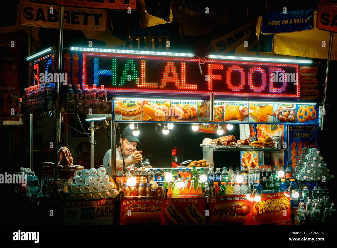 Carrello gastronomico Halal di notte al Rockefeller Center, Manhattan, New York City Foto Stock