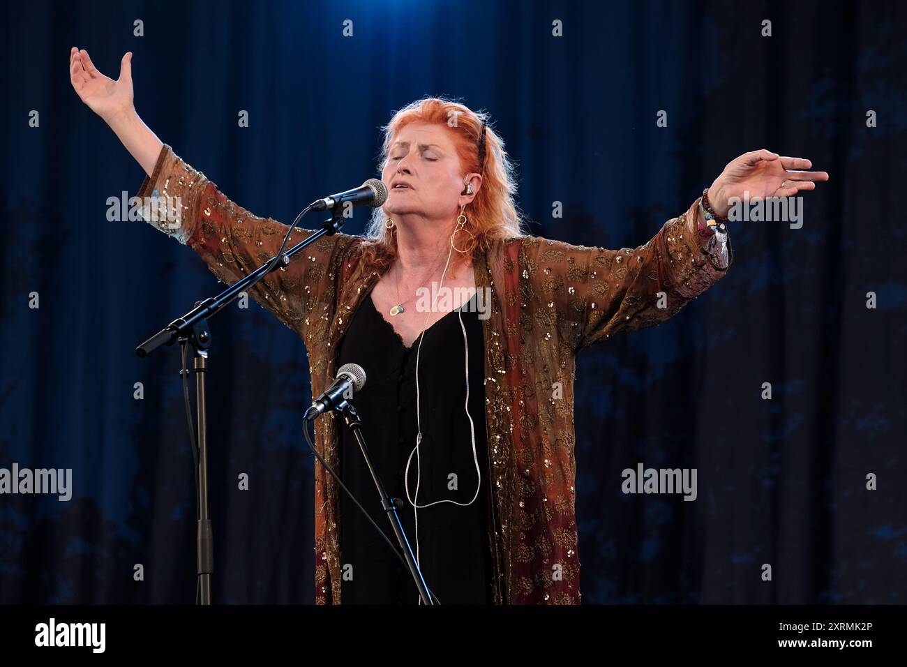 Cantautore scozzese e MBE Sadenia Reader, ex frontwoman con il gruppo folk Fairground Attraction e vincitore di tre BRIT Awards, Eddi Reader si esibisce dal vivo sul palco del festival folk Cropredy Convention di Fairport. (Foto di Dawn Fletcher-Park / SOPA Images/Sipa USA) Foto Stock