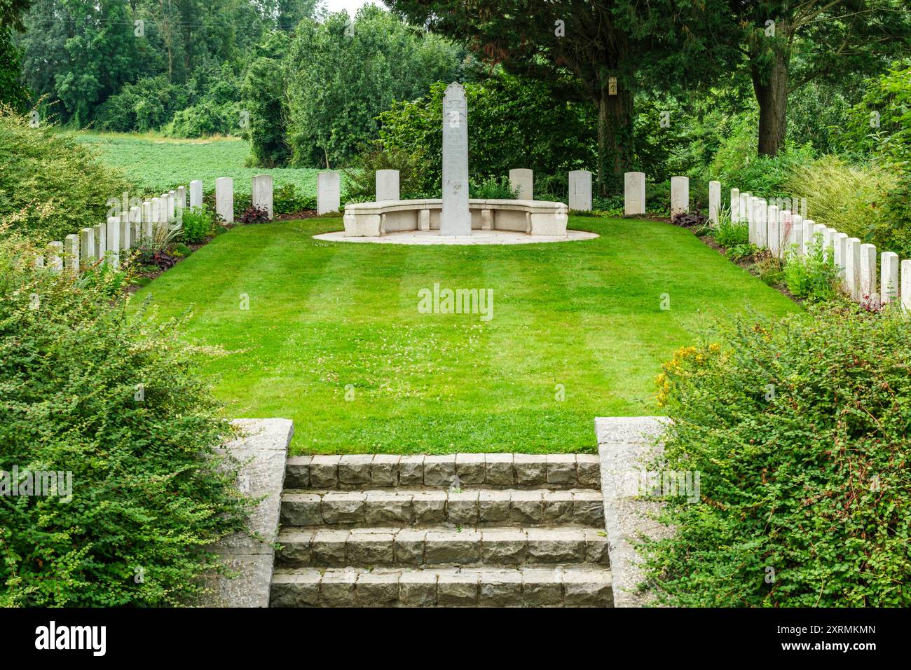 Le cimetière militaire de Saint-Symphorien à Mons. ICI reposent 229 soldats du Commonwealth et 284 soldats allemands. Composé de petits îlots de verdu Foto Stock