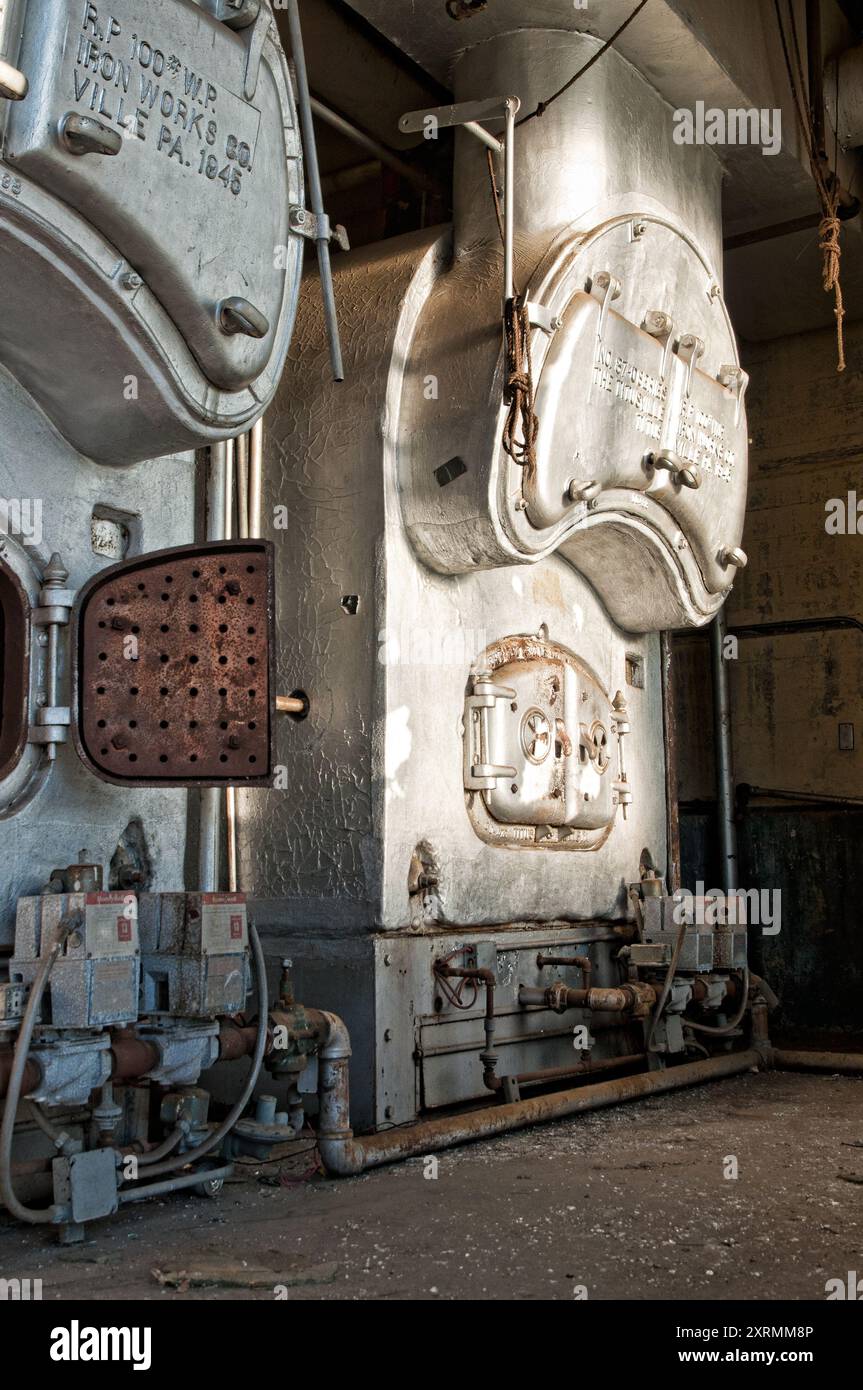 Vecchie caldaie industriali della Iron Works Company presso la dismessa base navale di Mare Island a Vallejo, California. Foto Stock