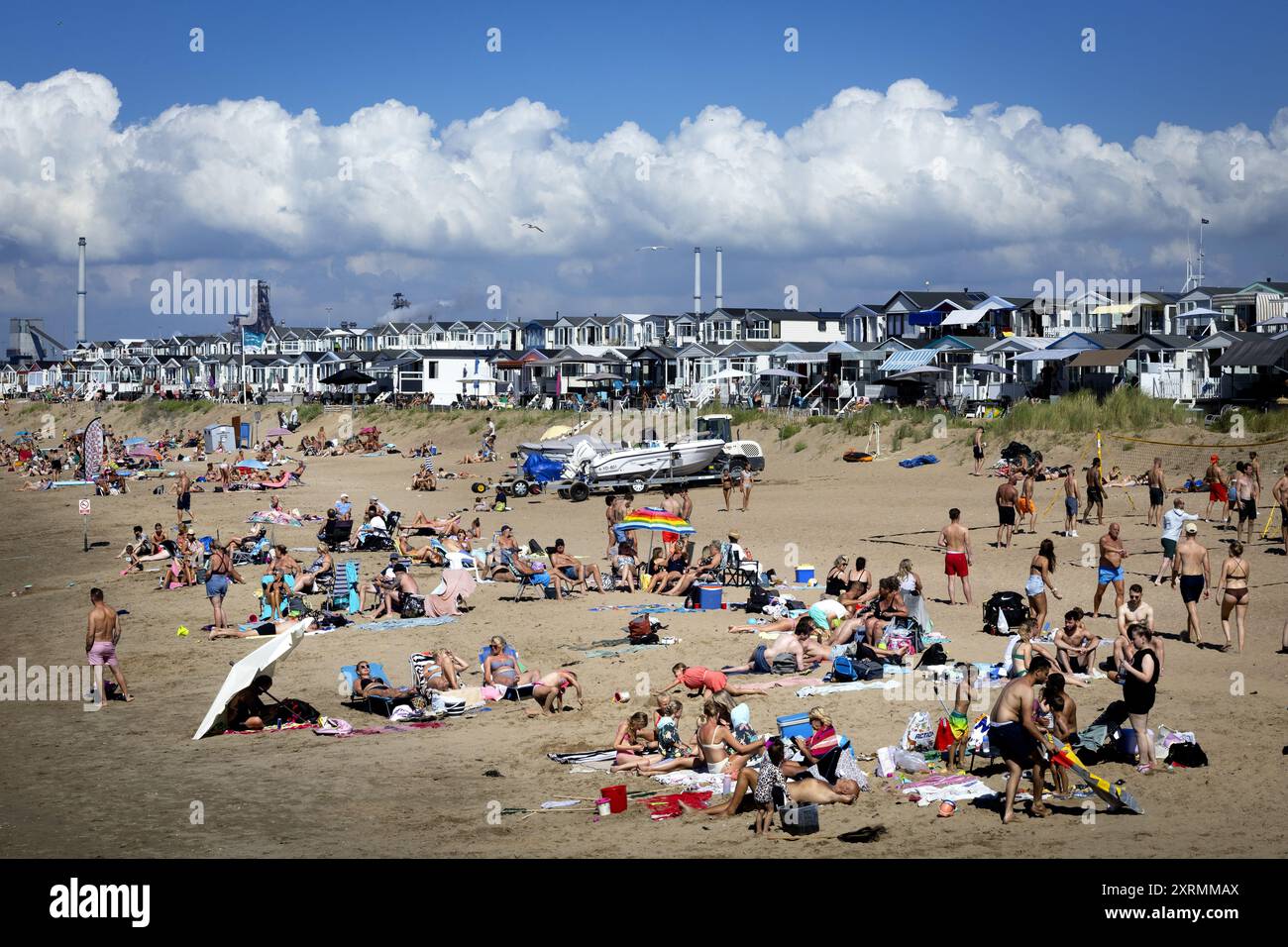 IJMUIDEN - la gente è in cerca di ristoro sulla spiaggia di IJmuiden. In vari punti lungo la costa, non c'è più spazio per parcheggiare gli amanti della spiaggia a causa della grande folla. ANP RAMON VAN FLYMEN netherlands Out - belgio Out Foto Stock