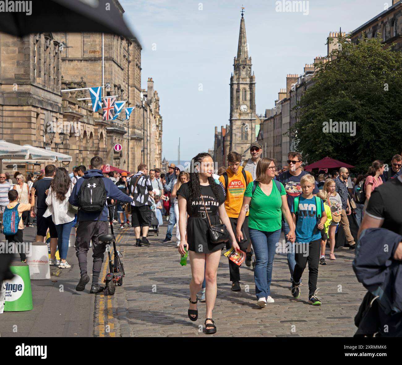 Edinburgh Festival Fringe, centro città, Scozia, Regno Unito. 11 agosto 2024 domenica di sole per il secondo fine settimana del Fringe nella capitale scozzese. Affollato con i visitatori per assistere agli spettacoli di strada e rilassarsi al sole. Credito: Arch White/alamy notizie dal vivo. Foto Stock