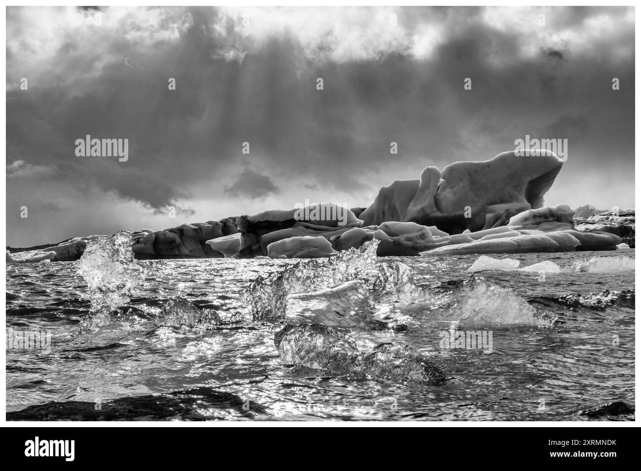 Una meraviglia ghiacciata nel frammento meridionale del Parco Nazionale di Vatnajökull, in Islanda, c'è il maestoso Jökulsárlón, che si traduce direttamente in "glaciale" Foto Stock
