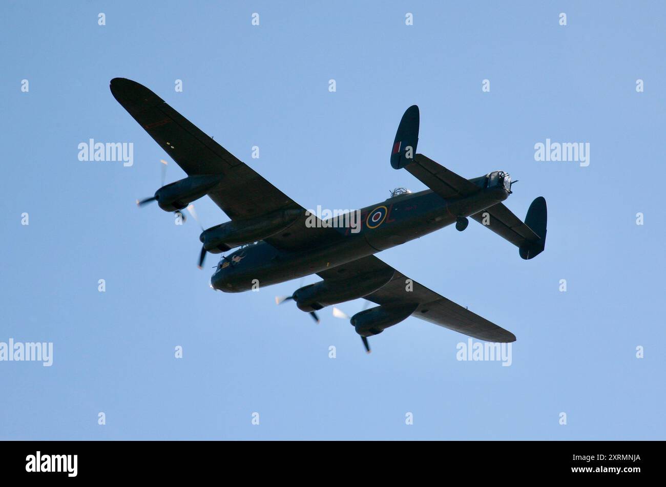 Una vista ravvicinata dell'Avro Lancaster Bomber, volando in alto a Lytham St Annes, Lancashire, Regno Unito, Europa domenica 11, agosto 2024. Foto Stock