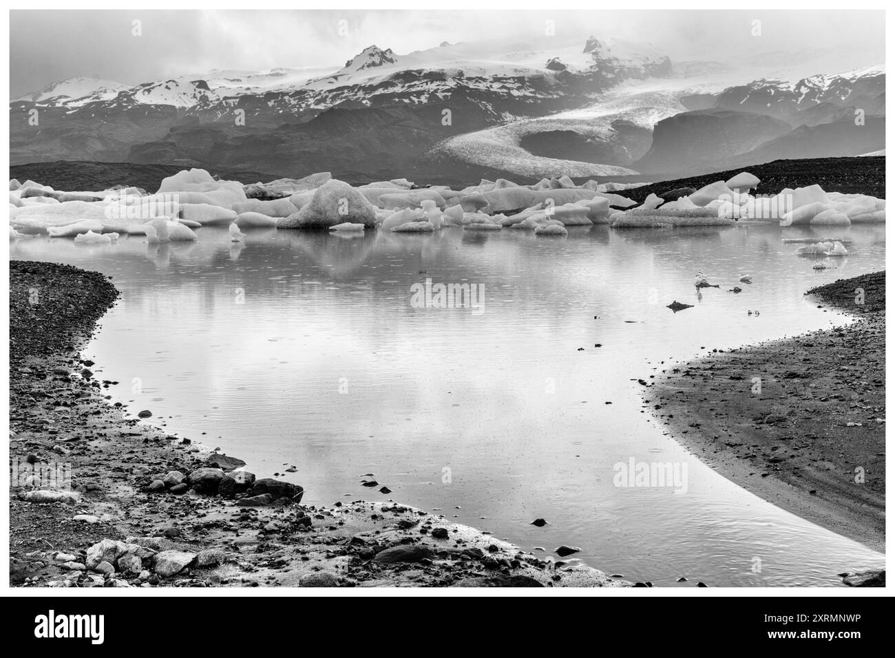 Breiðárlón è una laguna glaciale, che si trova all'estremità meridionale del ghiacciaio Vatnajökull. Inoltre, gli iceberg offrono vedute spettacolari. Il beauti Foto Stock