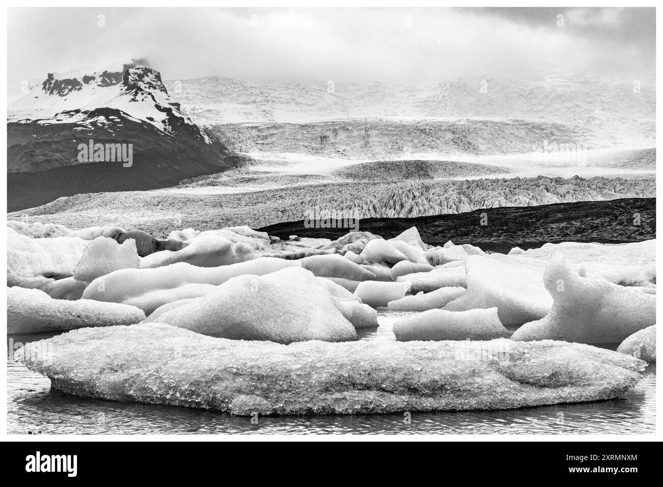 Breiðárlón è una laguna glaciale, che si trova all'estremità meridionale del ghiacciaio Vatnajökull. Inoltre, gli iceberg offrono vedute spettacolari. Il beauti Foto Stock