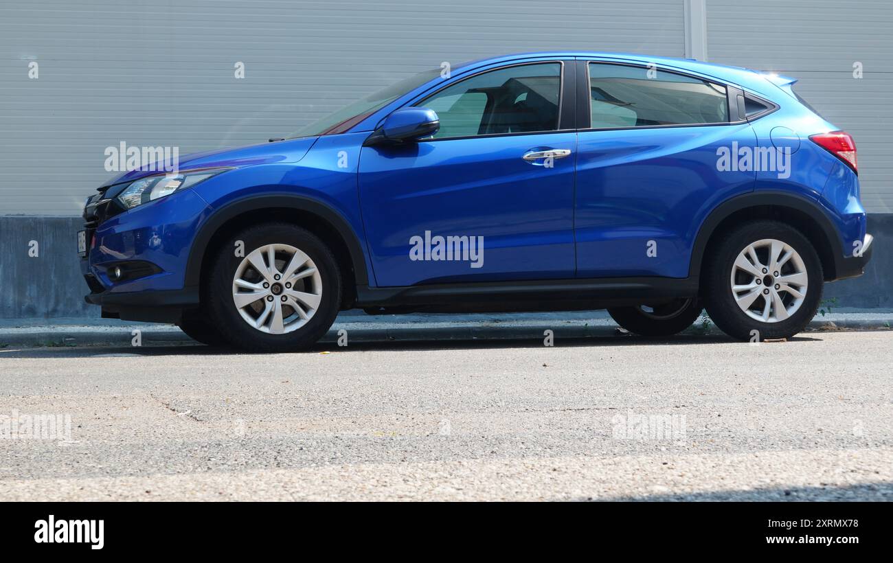 Bucarest, Romania - 21 luglio 2024: Vista laterale dell'auto blu Honda HR-V parcheggiata sulla strada Foto Stock