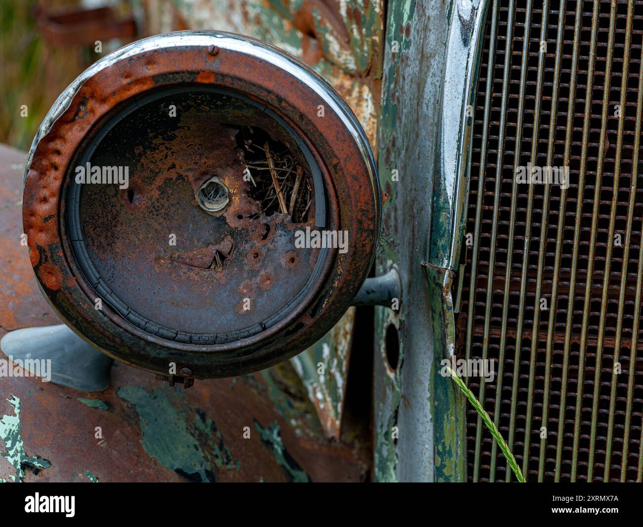 Primo piano di un faro arrugginito e rotto Foto Stock