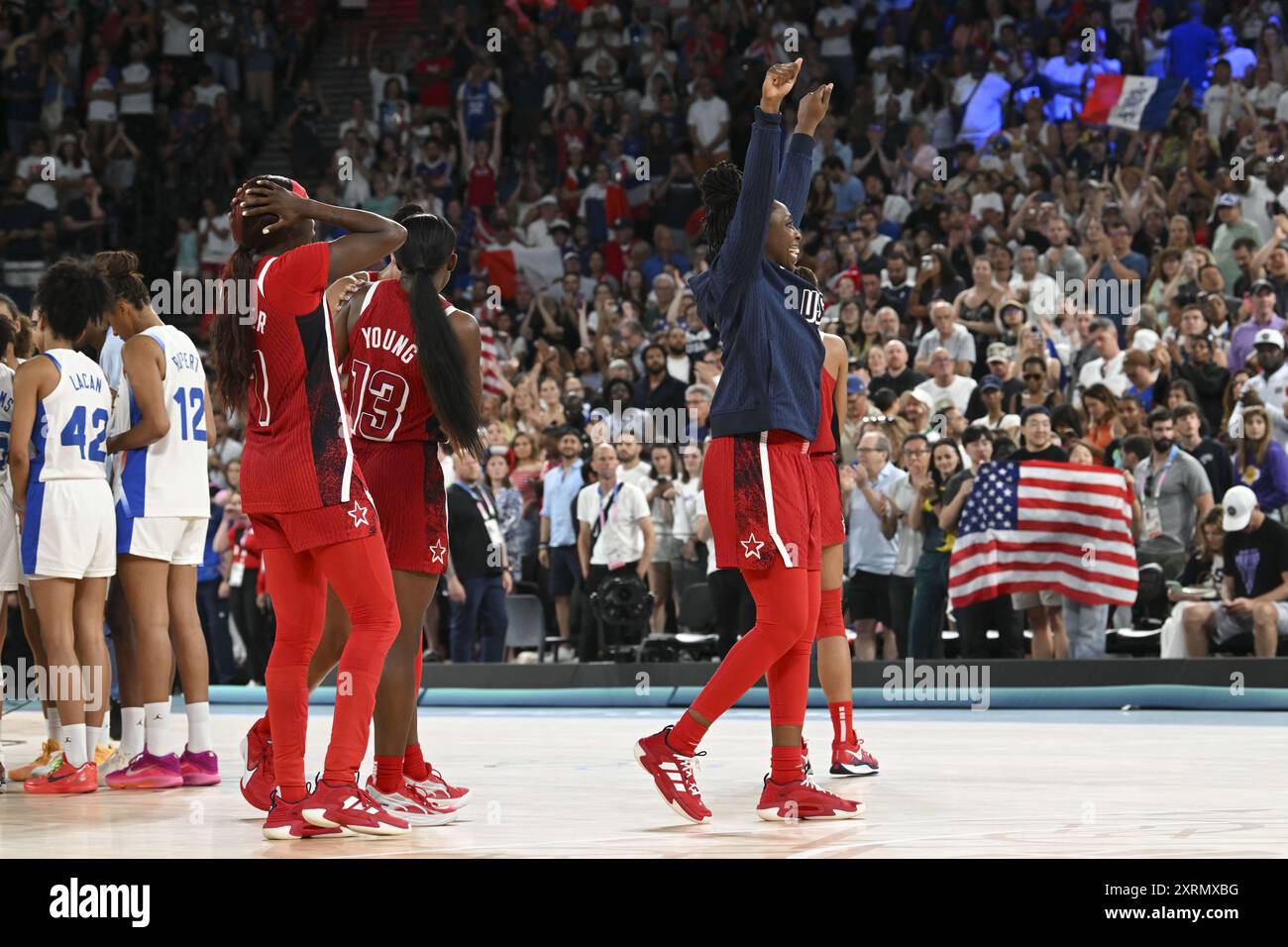 Parigi, Francia. 11 agosto 2024. USA Players celebrano, pallacanestro, medaglia d'oro femminile tra Francia e Stati Uniti durante i Giochi Olimpici di Parigi 2024 l'11 agosto 2024 alla Bercy Arena di Parigi, Francia - foto Michael Baucher/Panoramic/DPPI Media Credit: DPPI Media/Alamy Live News Foto Stock