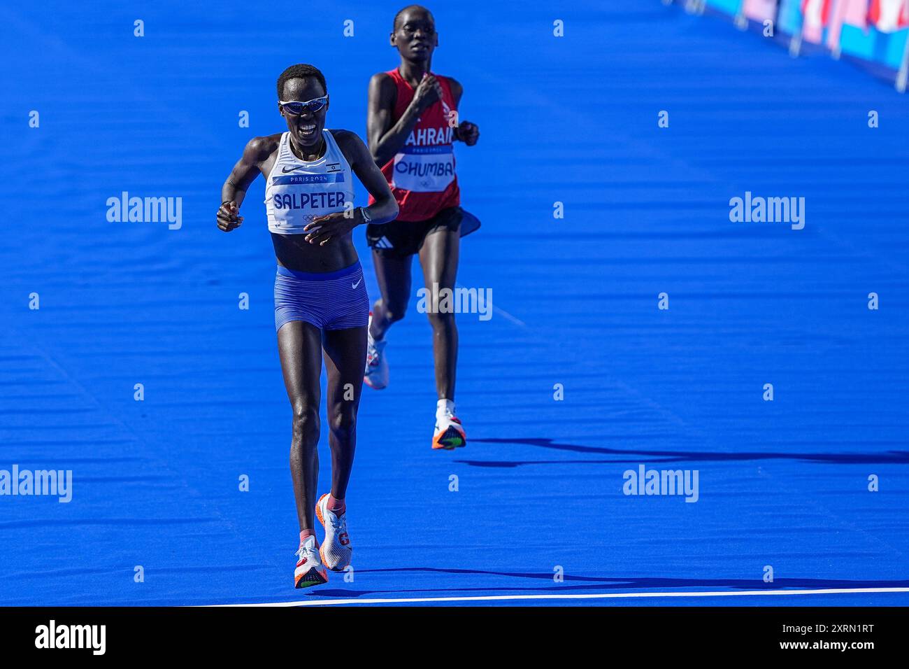 Parigi, Francia. 11 agosto 2024. PARIGI, FRANCIA - 11 AGOSTO: Lonah Chemtai Salpeter d'Israele, Eunice Chebichii Chumba del Bahrein gareggia nella Maratona femminile durante il giorno 16 della Maratona di Atletica - Giochi Olimpici Parigi 2024 all'Esplanade Des Invalides l'11 agosto 2024 a Parigi, Francia. (Foto di Andre Weening/Orange Pictures) credito: Orange Pics BV/Alamy Live News Foto Stock