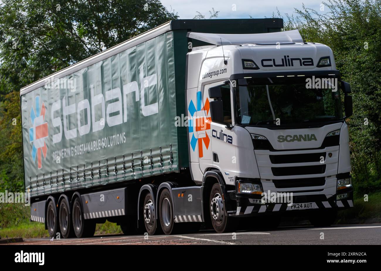 Potterspury, Northants, Regno Unito - 11 agosto 2024: 2024 camion Scania che viaggiano su una strada britannica Foto Stock