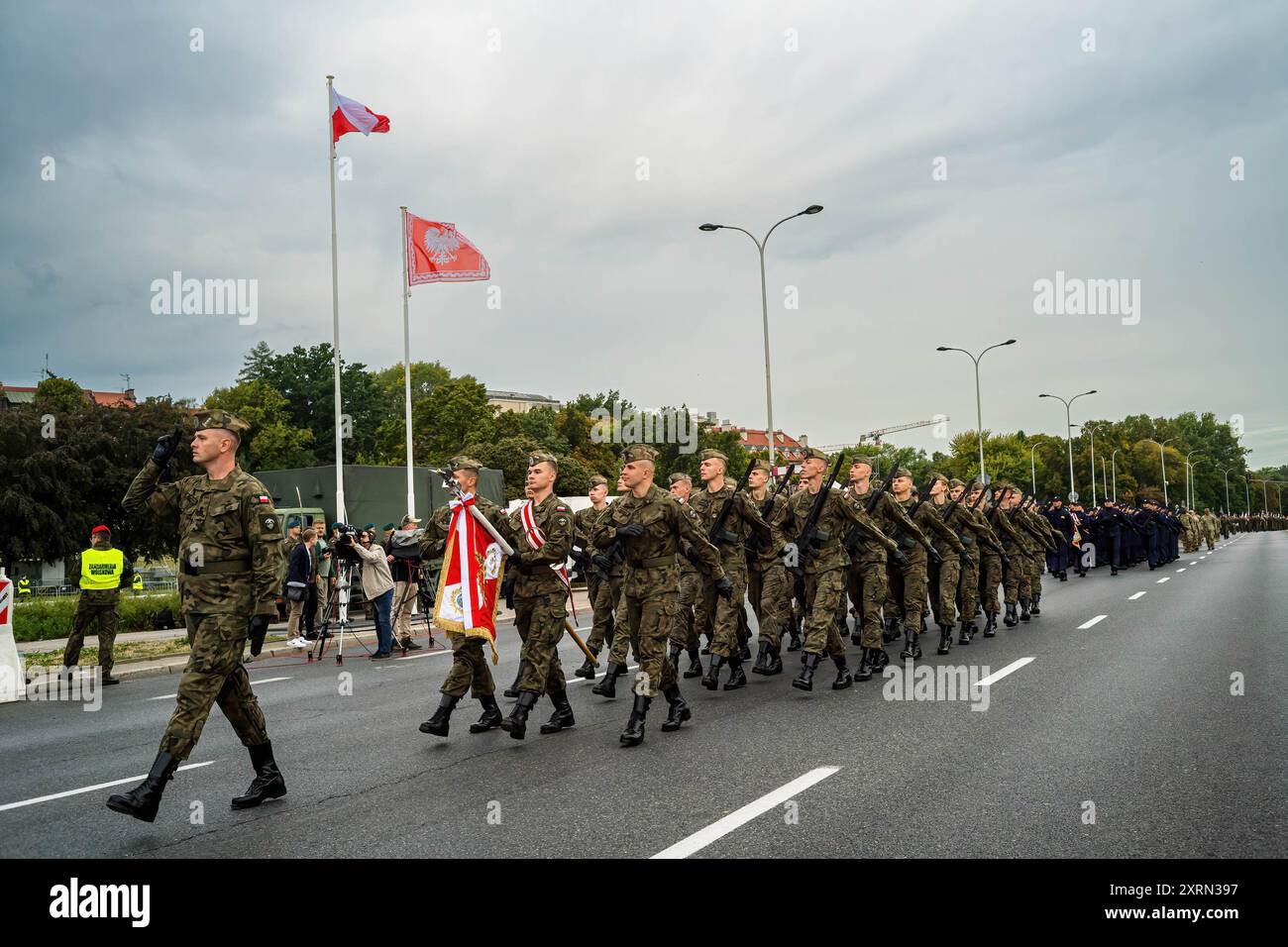 Varsavia, Polonia. 11 agosto 2024. I soldati polacchi marciano sotto la bandiera del loro paese. La mattina presto dell'11 agosto, le forze armate polacche, e quelle degli alleati di stanza nel paese, prendono parte ad una prova in preparazione di una parata nella giornata delle forze Armate nazionali del 15 agosto. I soldati si riunirono mentre il sole sorgeva sul fiume Vistola e marciavano davanti alle tribune preparate per i dignitari. I soldati furono seguiti da divisioni meccanizzate che viaggiavano in carri armati e una varietà di veicoli corazzati. Credito: SOPA Images Limited/Alamy Live News Foto Stock