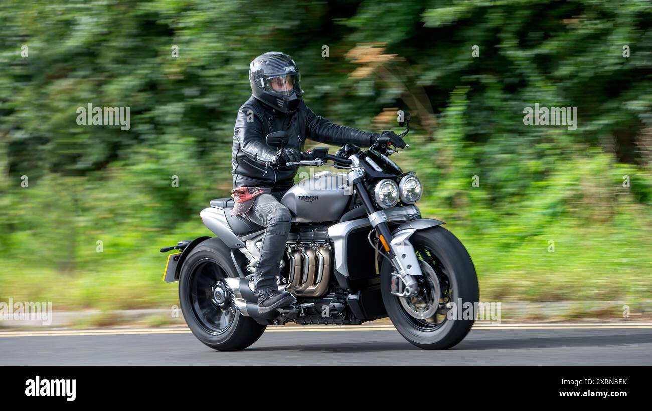 Potterspury, Northants, Regno Unito - 11 agosto 2024: Moto Triumph Rocket 3 R argento 2024 che viaggia su una strada britannica Foto Stock