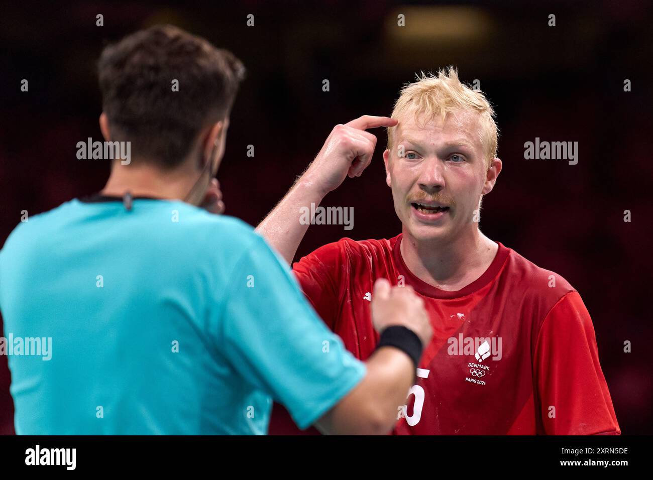 Lille, Francia. 11 agosto 2024. Magnus Saugstrup di Danimarca reagisce durante la partita d'oro maschile di pallamano tra Germania e Danimarca ai Giochi Olimpici di Parigi 2024 a Lille, Francia, l'11 agosto 2024. Crediti: Meng Dingbo/Xinhua/Alamy Live News Foto Stock