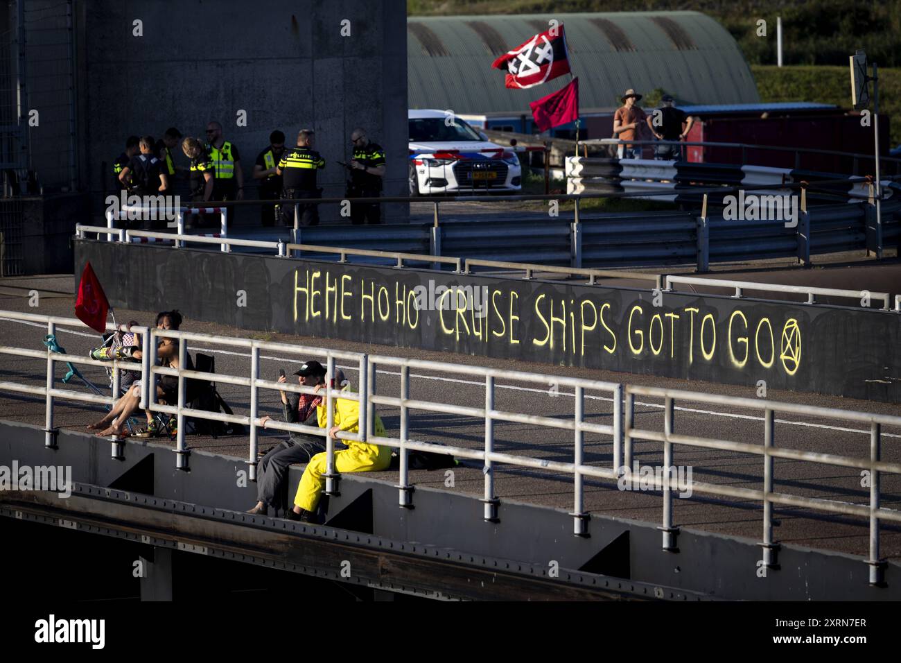 IJMUIDEN - gli attivisti per il clima della ribellione per l'estinzione stanno bloccando le serrature di IJmuiden. Stanno aspettando la nave da crociera Seven Seas Mariner e stanno bloccando il passaggio per questa nave. Un giorno prima, i dimostranti bloccarono anche una nave da crociera. Il gruppo d'azione afferma che con questa azione stanno dimostrando contro l'impatto distruttivo del trasporto marittimo su navi da crociera sul clima. ANP RAMON VAN FLYMEN netherlands Out - belgio Out Foto Stock