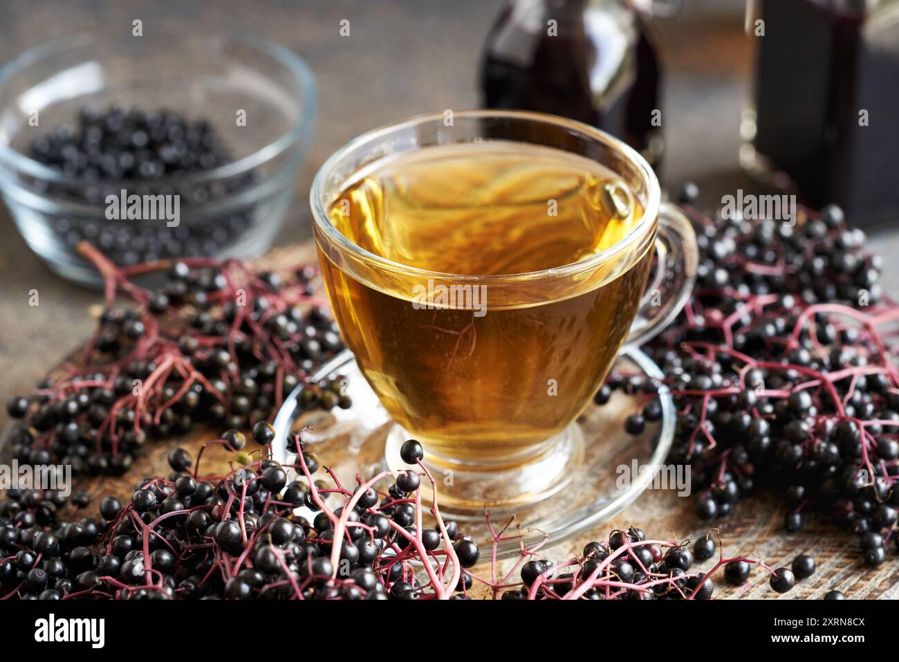 Una tazza di tè con sciroppo di sambuco nero e frutta Foto Stock