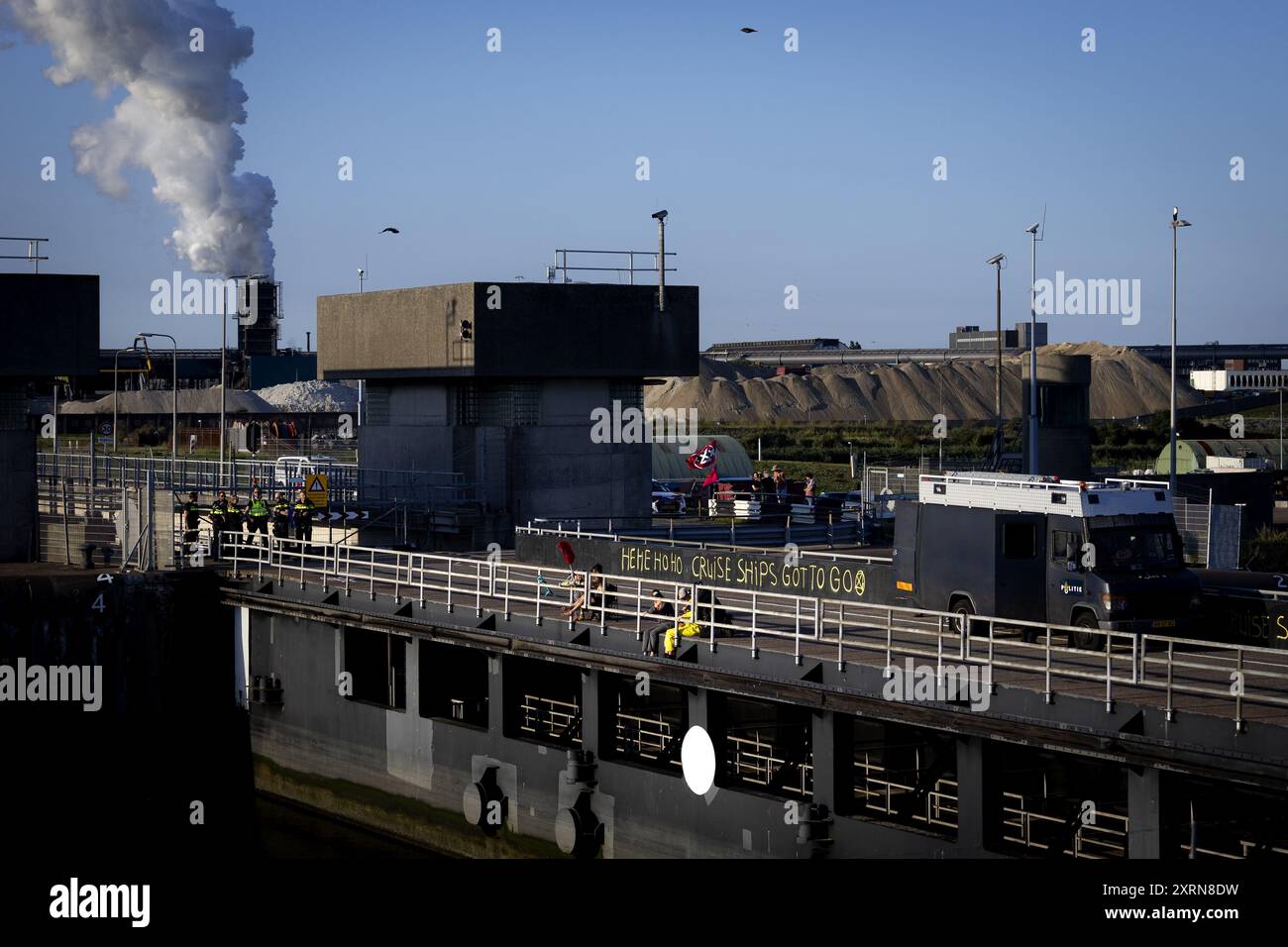 IJMUIDEN - gli attivisti per il clima della ribellione per l'estinzione stanno bloccando le serrature di IJmuiden. Stanno aspettando la nave da crociera Seven Seas Mariner e stanno bloccando il passaggio per questa nave. Un giorno prima, i dimostranti bloccarono anche una nave da crociera. Il gruppo d'azione afferma che con questa azione stanno dimostrando contro l'impatto distruttivo del trasporto marittimo su navi da crociera sul clima. ANP RAMON VAN FLYMEN netherlands Out - belgio Out Foto Stock