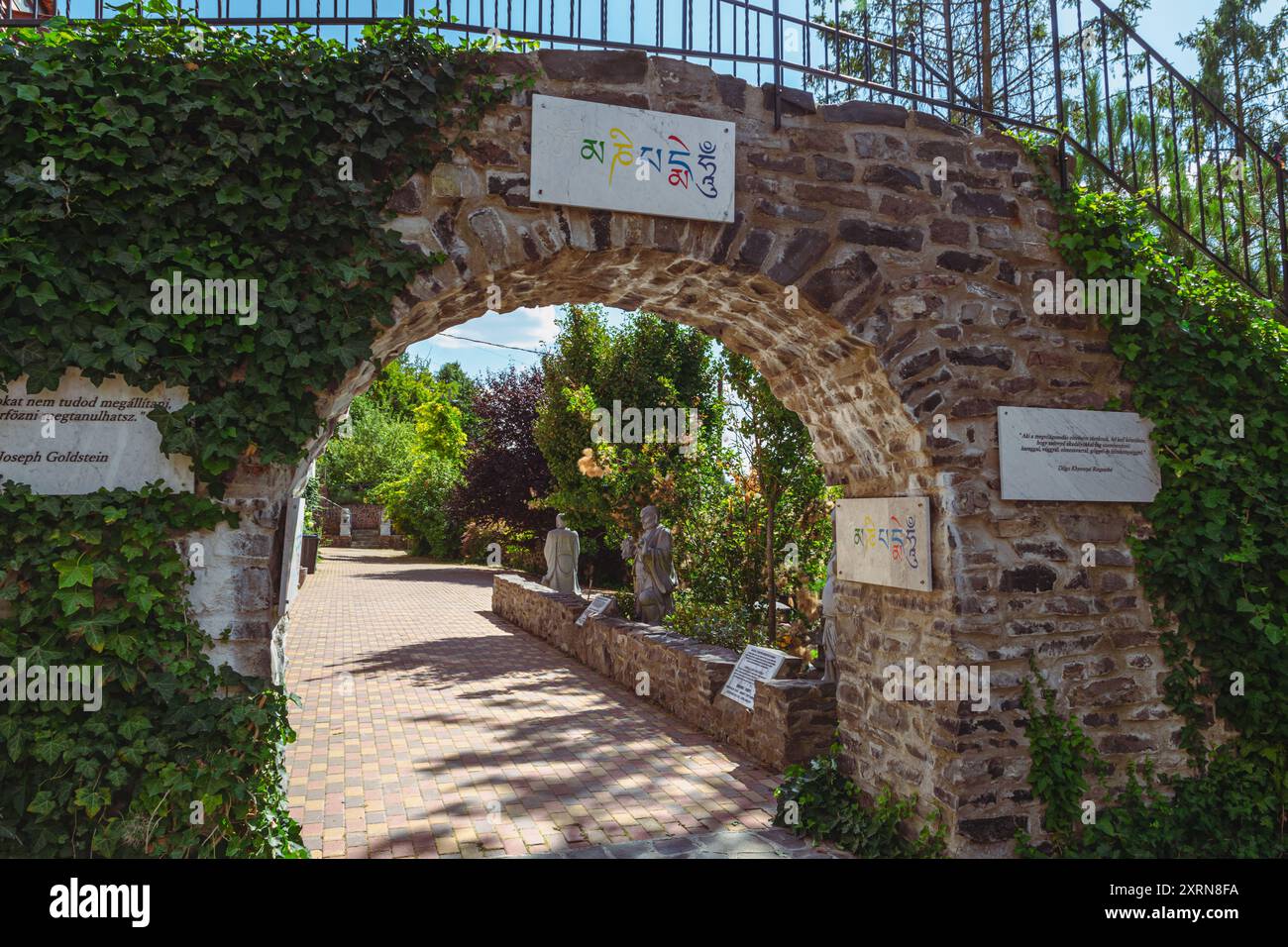 Porta d'ingresso nel giardino buddista Grabensia, Garáb, Ungheria Foto Stock