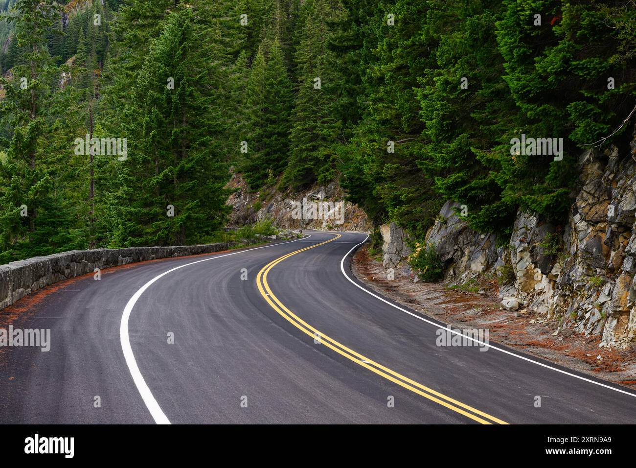 Mount Rainier Stevens Canyon Road dopo un progetto di riabilitazione finanziato dal Great American Outdoors Act Foto Stock