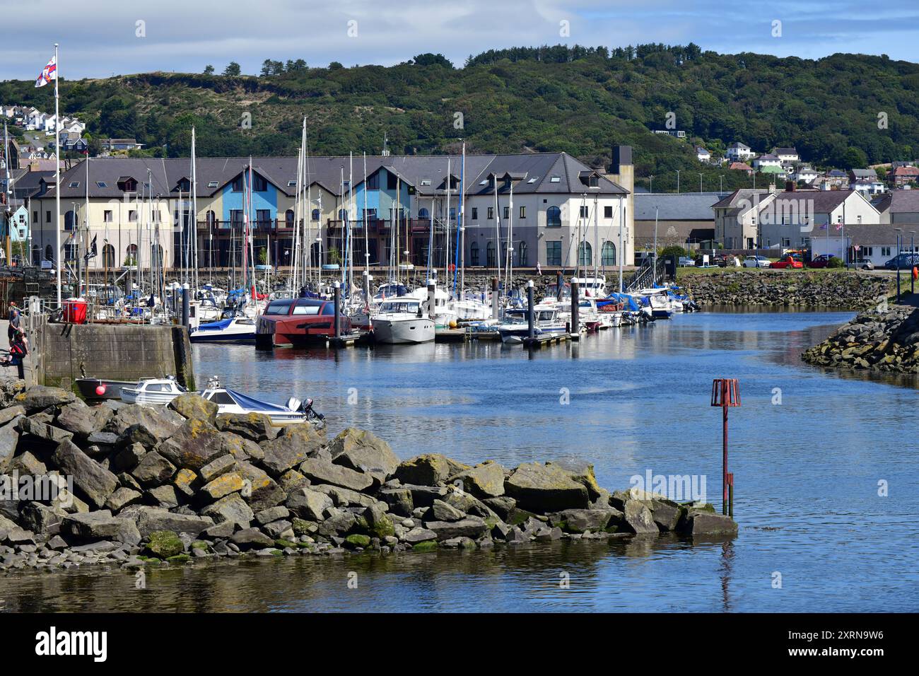 Porto e porticciolo di Aberystwyth in una domenica pomeriggio di sole ad agosto 2024 Foto Stock