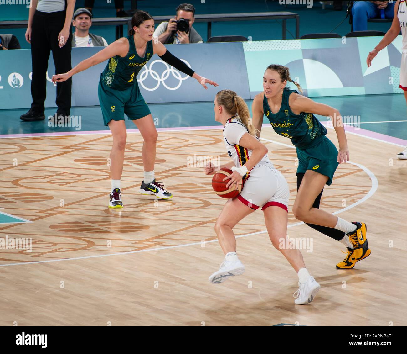 Parigi, Francia, 11 agosto 2024. Pallacanestro femminile 3° posto partita - Australia contro Belgio - Julie Vanloo dribbling Alanna Smith - Jacques Julien / Alamy Live News Foto Stock