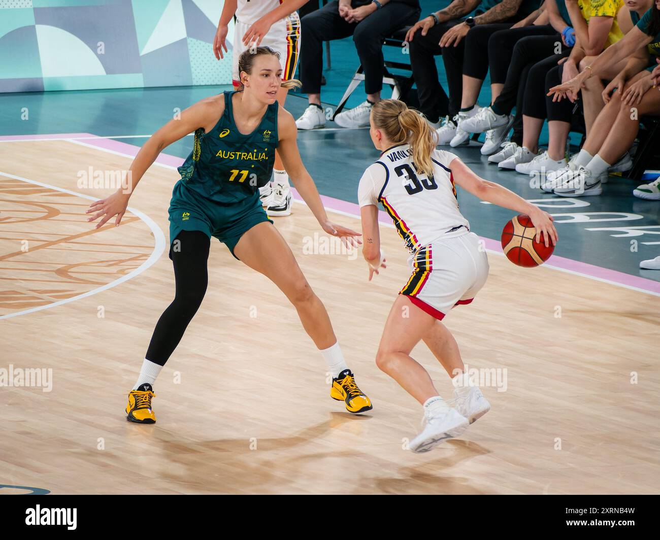 Parigi, Francia, 11 agosto 2024. Pallacanestro femminile 3° posto partita - Australia contro Belgio - Julie VANLOO dribbling Alanna Smith - Jacques Julien / Alamy Live News Foto Stock