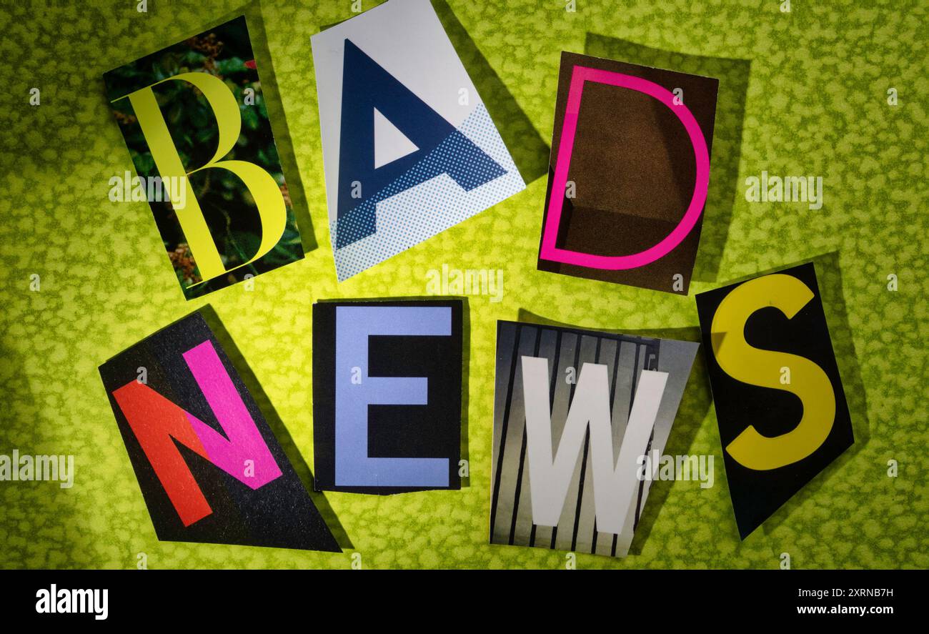 Il concetto "Bad News" è stato scritto in tipografia stile riscatto, USA 2024 Foto Stock