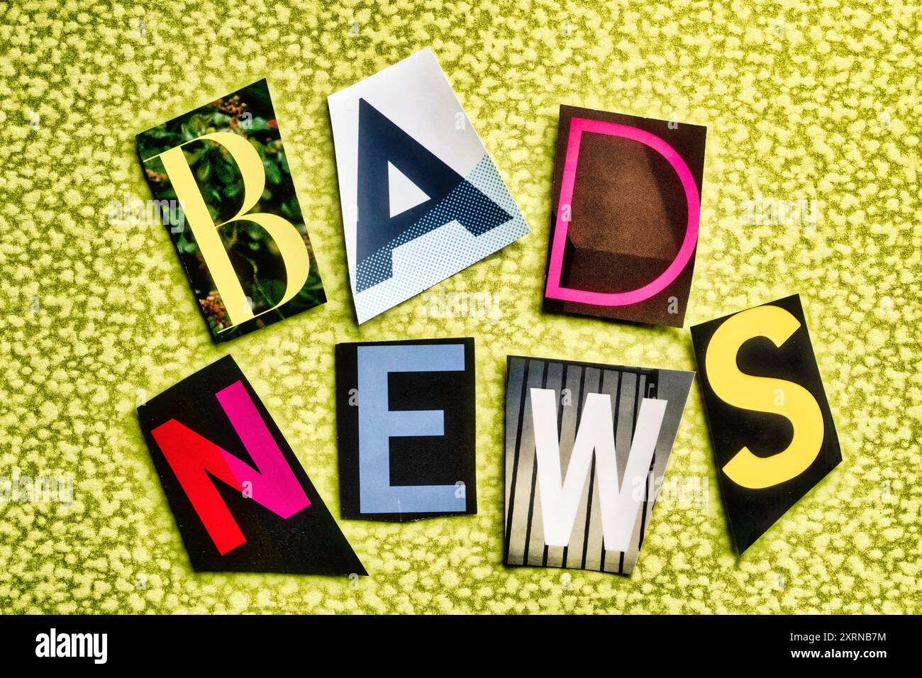 Il concetto "Bad News" è stato scritto in tipografia stile riscatto, USA 2024 Foto Stock