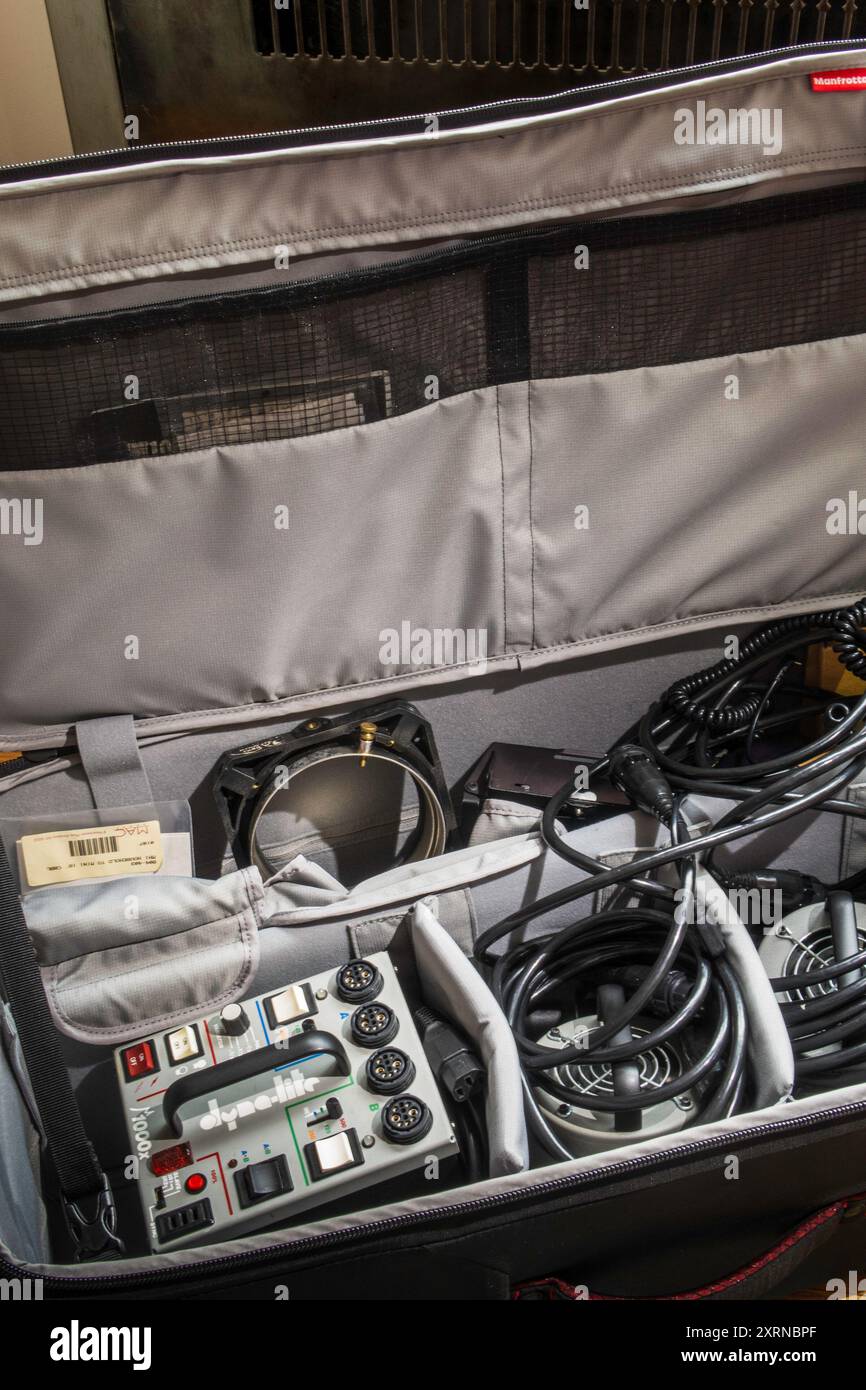Primo piano del kit di illuminazione vintage di un fotografo professionista, 1990, Stati Uniti Foto Stock