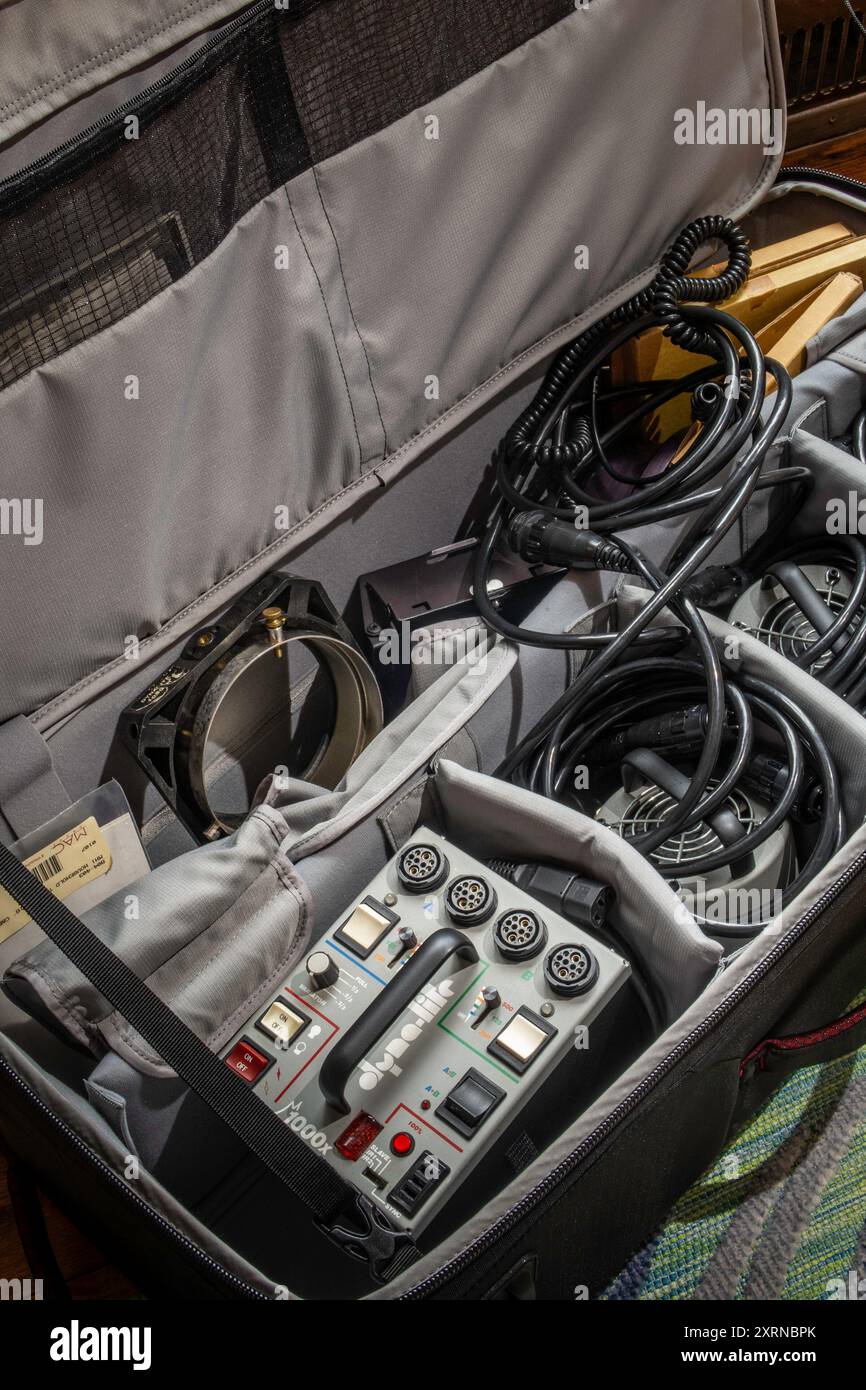 Primo piano del kit di illuminazione vintage di un fotografo professionista, 1990, Stati Uniti Foto Stock