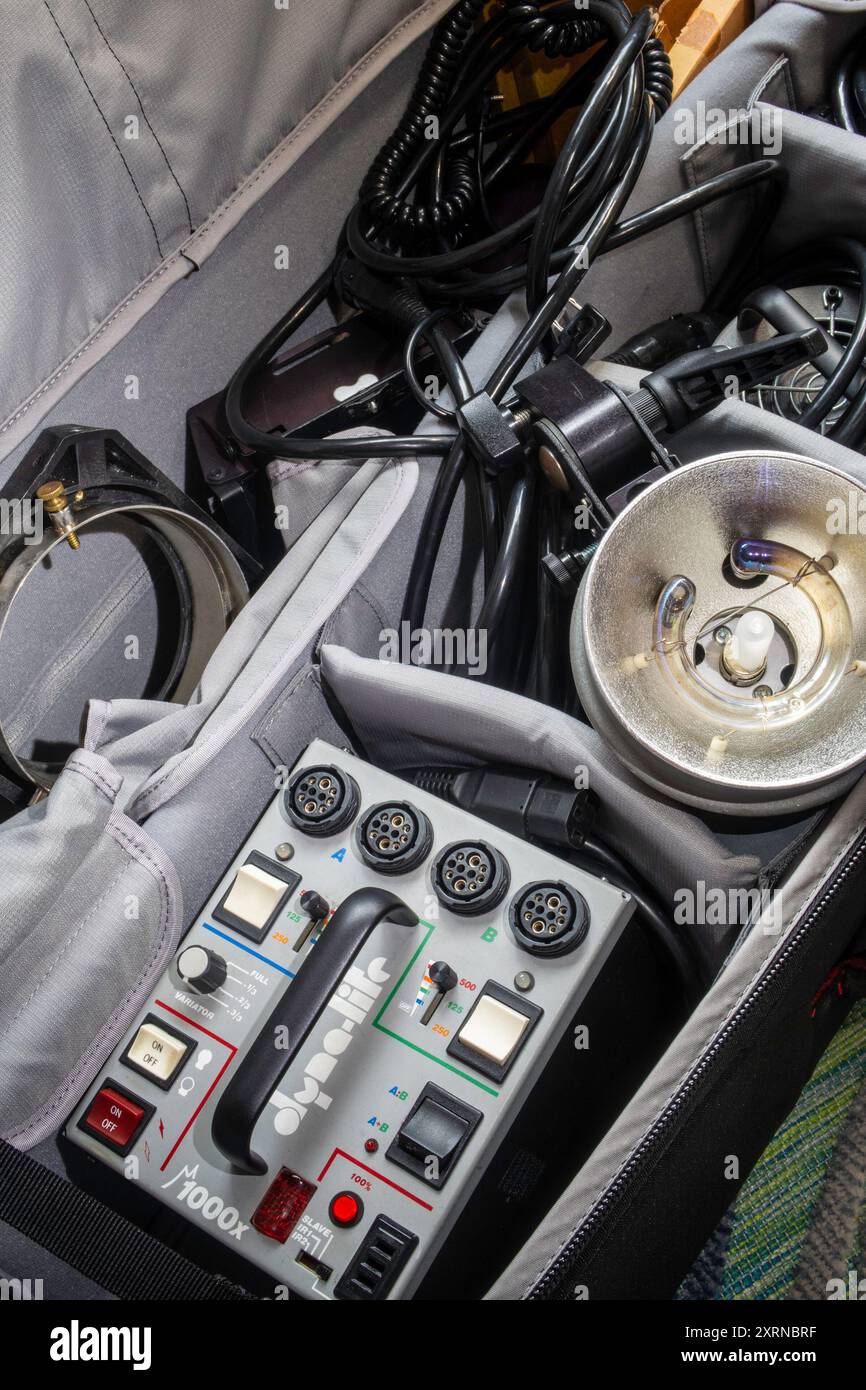 Primo piano del kit di illuminazione vintage di un fotografo professionista, 1990, Stati Uniti Foto Stock