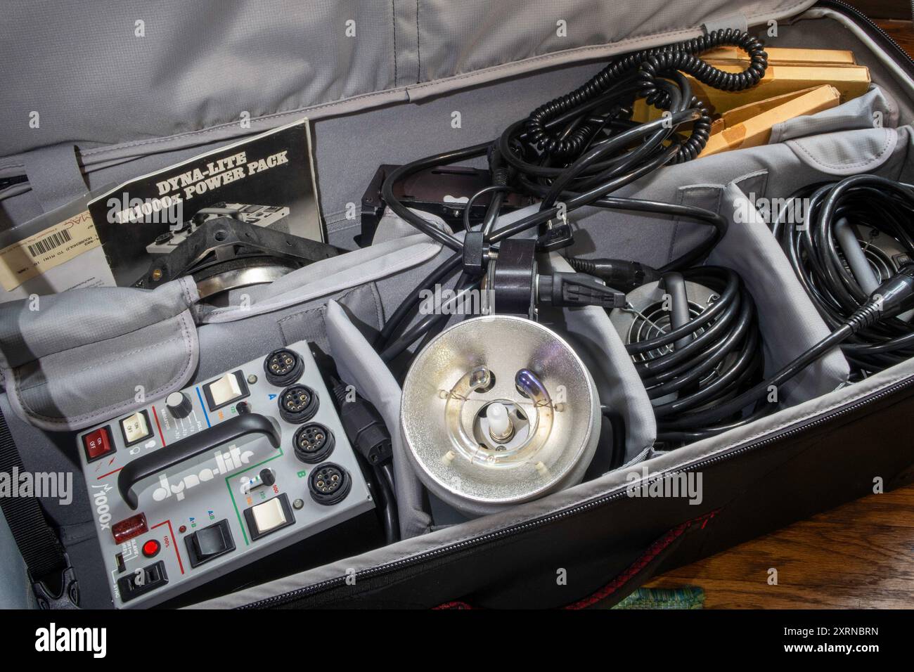 Primo piano del kit di illuminazione vintage di un fotografo professionista, 1990, Stati Uniti Foto Stock