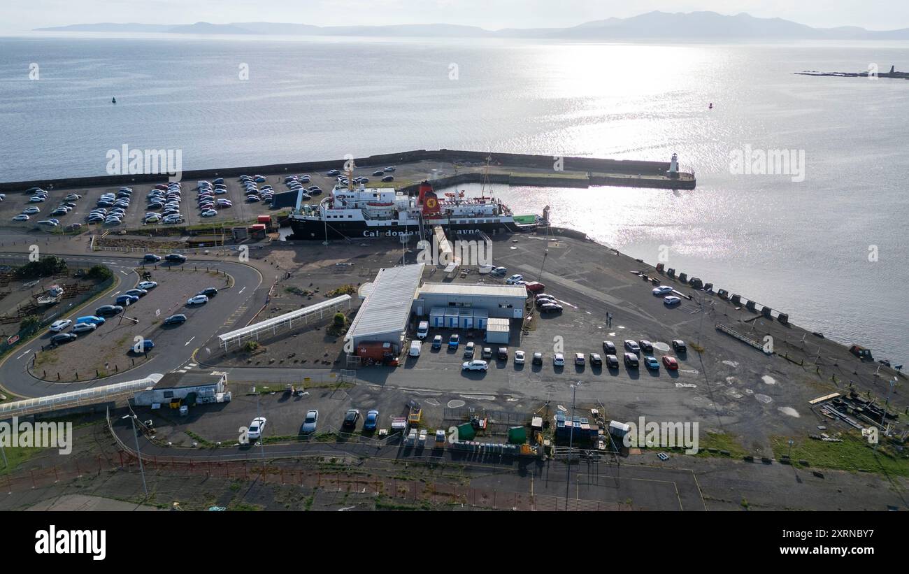 Il traghetto Caledonian MacBrayne MV Isle of Arran si prepara a partire dal porto dei traghetti di Ardrossan sulla rotta per l'isola di Arran, Scozia, Regno Unito Foto Stock